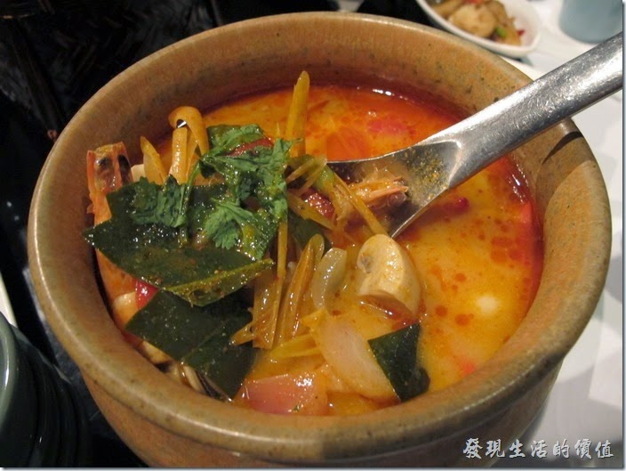 台北-香米泰國料理。冬央功(海鮮湯)。這招牌海鮮湯還算道地，該有的都有，辣度也夠。來泰式餐廳點個海鮮湯是一定要的。