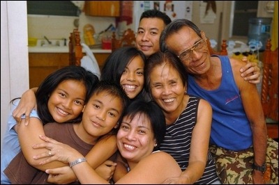 [filipino%2520family%255B4%255D.jpg]