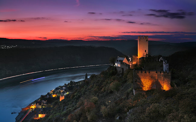 Preciosa puesta de sol sobre el Rhin en Renania, Alemanía