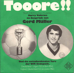 Harry-Valerien-im-Gespraech-mit-Gerd-Mueller_Tooore.jpg
