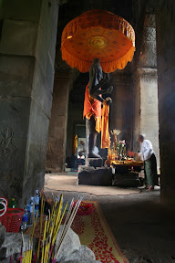 Die meisten Kambodschaner sind Theravada Buddhisten, ihr Ursprung liegt jedoch im Hinduismus.