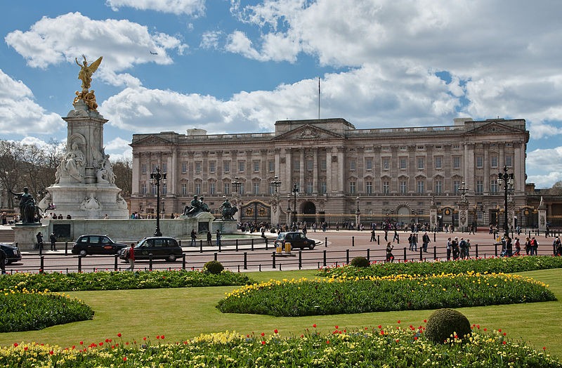 [800px-Buckingham_Palace_London_-_Apr%255B2%255D.jpg]