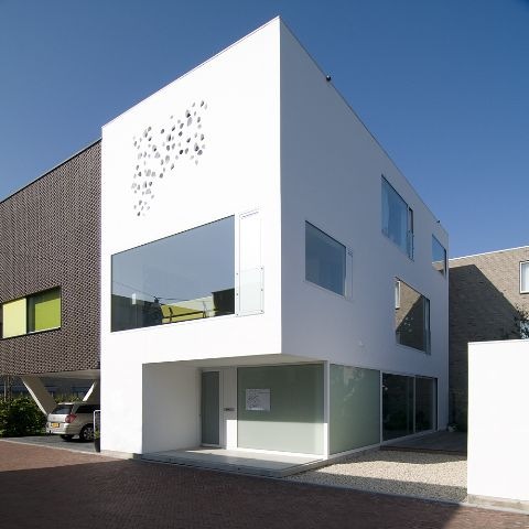 [fachada-perforada-casa-arquitectos-bahama-architecten%255B4%255D.jpg]