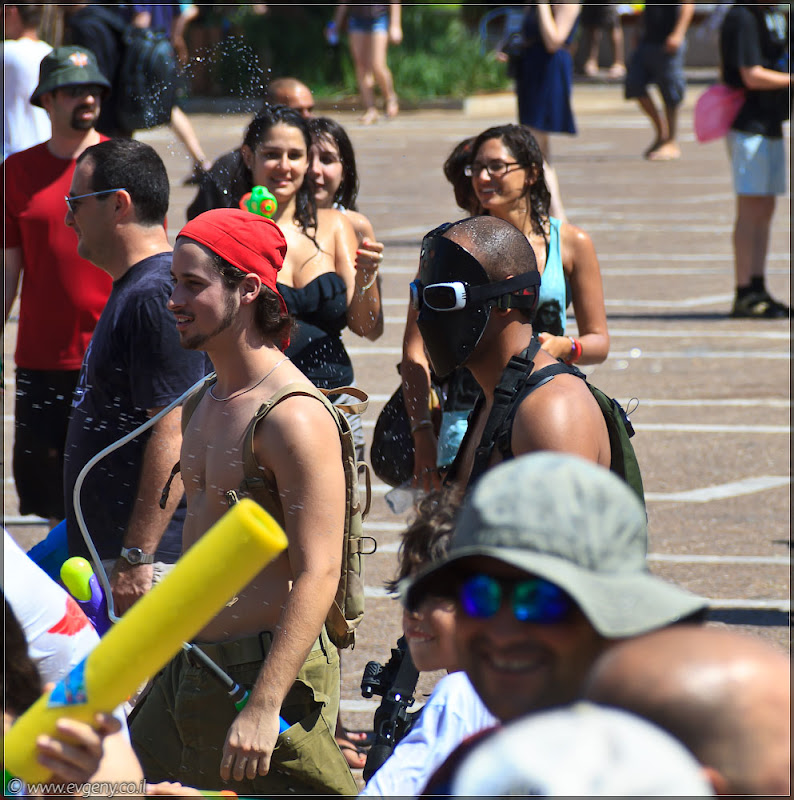 il/Настоящее мочилово в центре Тель Авива (20110701 ta water war 020 6726)