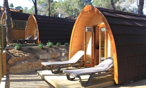 Cabanes càmping Cala Llevadó.JPG