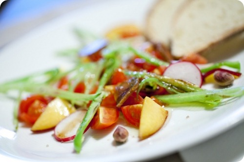 Insalatina di pesche, verdure crude e poco cotte Insalatina di pesche, verdure crude e poco cotte