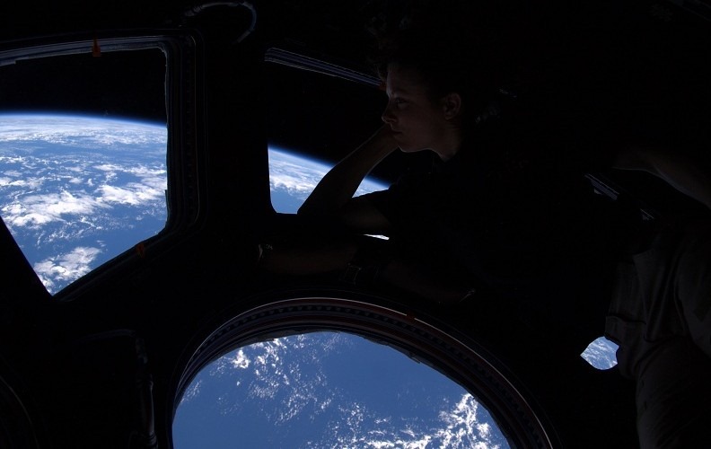 [woman-astronaut-looking-at-earth-from-space-792x500%255B5%255D.jpg]
