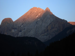 El último rayo de sol acaricia la cima del Gran Vernel. Canazei