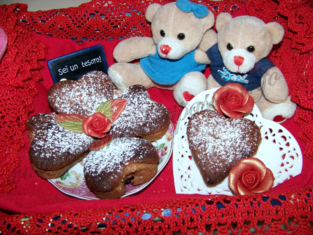 [muffin%2520cioccolato%2520ripieni%2520di%2520marmellata%2520di%2520fragole%2520e%2520cioccolato%2520%252813%2529%255B5%255D.jpg]