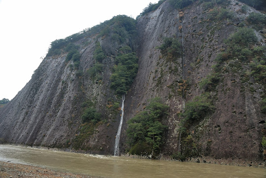 一枚岩と陰陽の滝