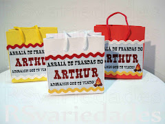 Mini-sacolinha com aplicação de sianinha
    : R$2,20 (min. 30 unids).
    : Medidas - 10x10x5 cm.
    : Opções de cor - branca ou em papel craft.
    : As sacolinhas são comercializadas vazias.
    : Ideal para colocar docinhos e/ou bem casados.