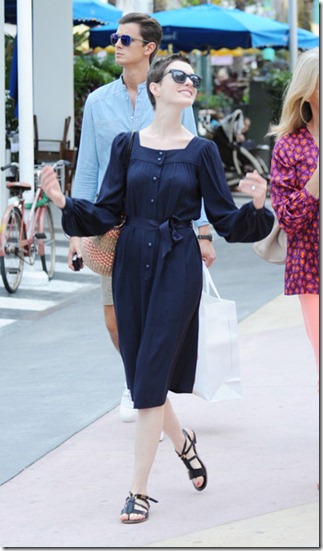 Anne Hathaway Anne Hathaway Shops Friends kz0XPRuPYs8l