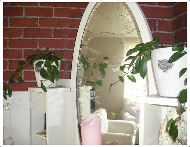 illus av sprekkene i speilet