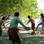 Les grands enfants jouent au foot sous les arbres