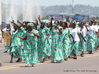 Des femmes travailleuses de la RDC défilent ce 01/04/2011 à Kinshasa devant la tribune des officiels, lors de la célébration de la journée internationale de travail. Radio Okapi/Ph. John Bompengo