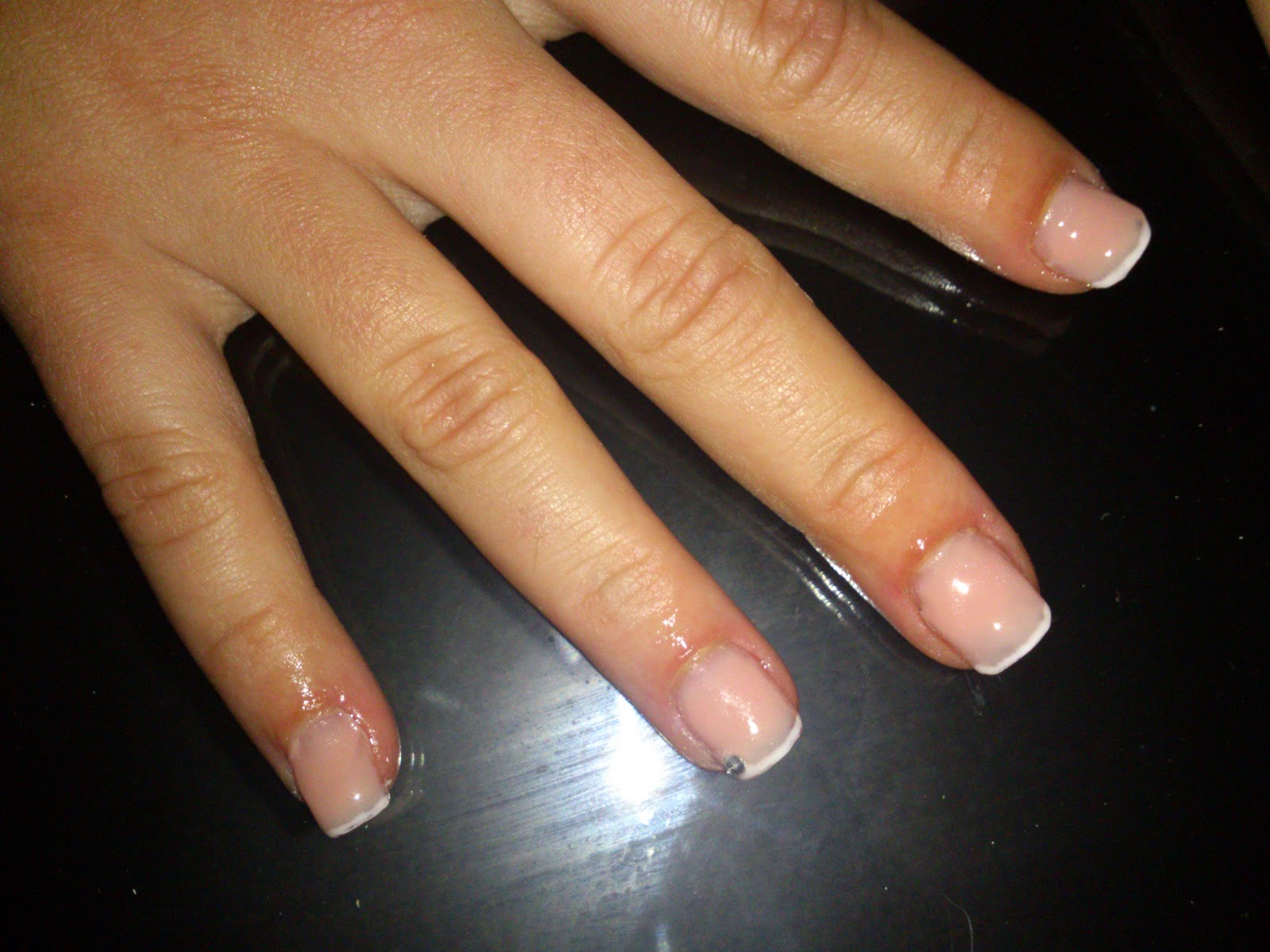 uñas de gel muy cortas