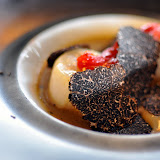 Pour finir le tout, le serveur vient râper ce truc noir par dessus. Un plat simple, exécuté magistralement, avec des produits excellents. Parfait.
