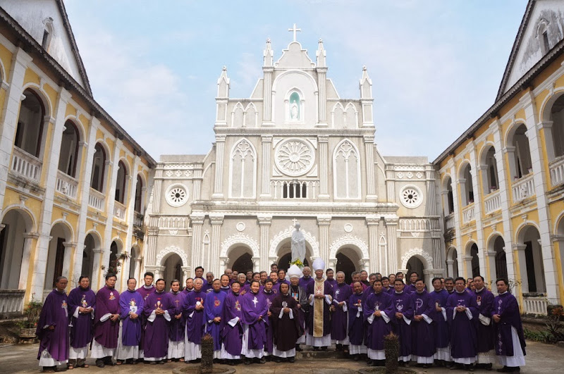Hình ảnh thăm viếng và thánh lễ cầu nguyện cho các bậc tiền nhân tại Làng Sông