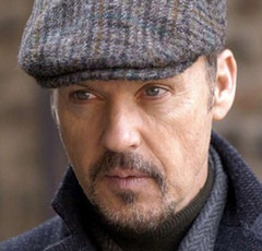 Michael Keaton boglárkának áll