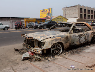  – Un véhicule incendié en face du siège inter fédéral du PPRD le 5/9/2011 à Kinshasa. Radio Okapi/ Ph. John Bompengo