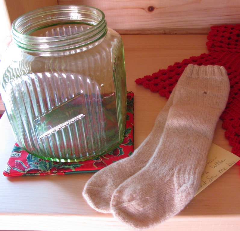 [My%2520Knit%2520socks%2520from%2520Grandma%2520Y%255B5%255D.jpg]
