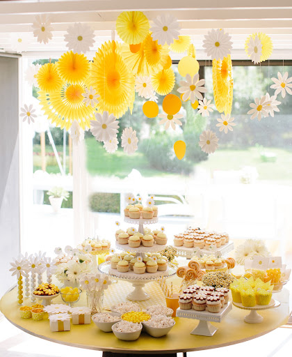 Imagine recreating this daisy dessert table for your wedding or bridal shower!

Photograph by Allan Zepeda (allanzepeda.com) for Elan Artists (elanartists.com)