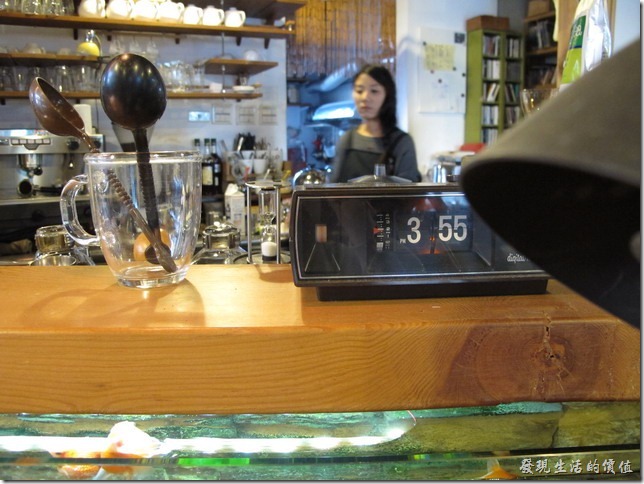 [台南]《a room，房間》吧台上的翻頁時鐘紀錄了我們喝咖啡的瞬間。