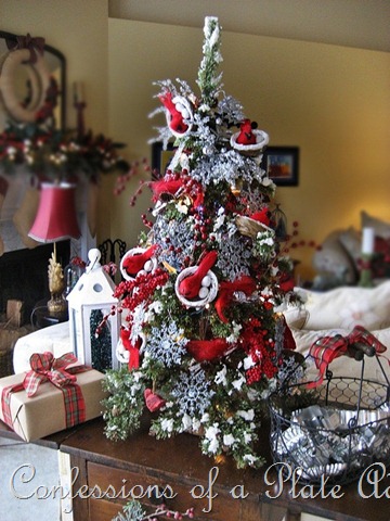 [CONFESSIONS%2520OF%2520A%2520PLATE%2520ADDICT%2520Tabletop%2520Christmas%2520Tree%25202.jpg]