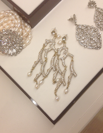 Right after I snapped a shot of these branch chandelier earrings, a stylist snagged them for a VIP! Right after I snapped a shot of these branch chandelier earrings, a stylist snagged them for a VIP!