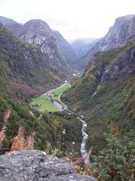 [valley%255B3%255D.jpg]
