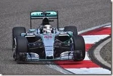 Lewis Hamilton con la Mercedes nelle prove libere del gran premio della Cina 2015