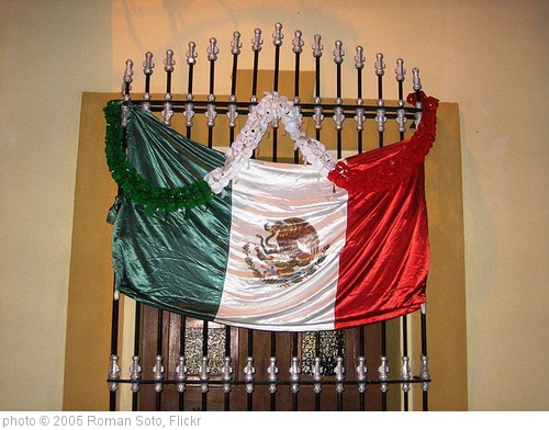 'Mexican flag, independence day, September 16, 2005' photo (c) 2005, Roman Soto - license: http://creativecommons.org/licenses/by/2.0/