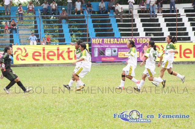 [festejo%2520del%2520equipo%2520guastatoya%2520su%2520pase%2520a%2520semifinales%2520del%2520clausura%25202013%255B3%255D.jpg]