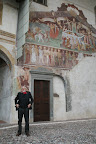 ROBIN WILLIAMSON a Clusone, davanti all'affresco della Danza Macabra