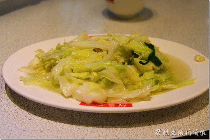 台南-阿菊食堂。炒高麗菜(小)，NT$100。對這道高麗菜沒什麼特別印象，就是中肯吧！
