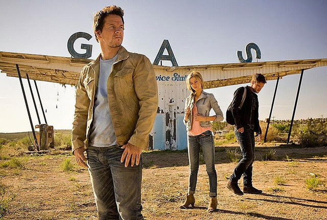 Mark Wahlbergék tankolnak egy új Transformers 4 fotón