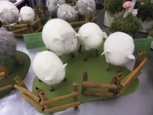 She also made these felted sheep. Check out her blog and more of her projects here: http://lemmemakeit.blogspot.com/
