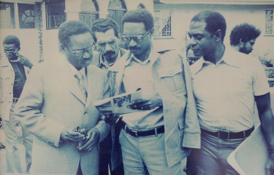 [Agostinho%2520Neto%252C%2520membros%2520do%2520mpla%252C%2520fotografia%2520historica%255B5%255D.jpg]