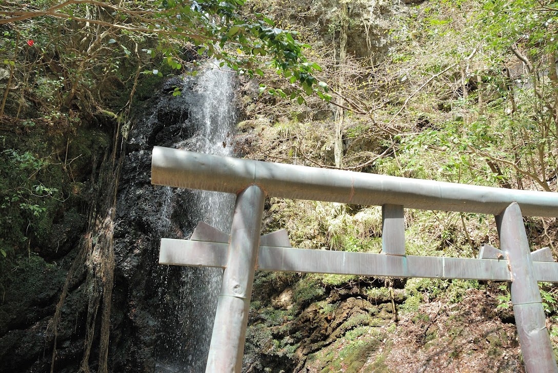 鳥居と岩門の滝