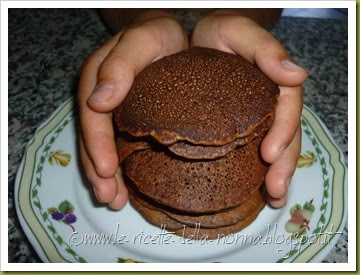 Mini pancakes vegan al cacao con gelatina di ribes e bacche di goji (6)