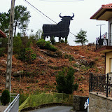 26/08/2010 il Toro, simbolo di una ormai lontana Expo Spagnola, sembra sorvegliare le case... in realtà dà loro le spalle: è il retro!