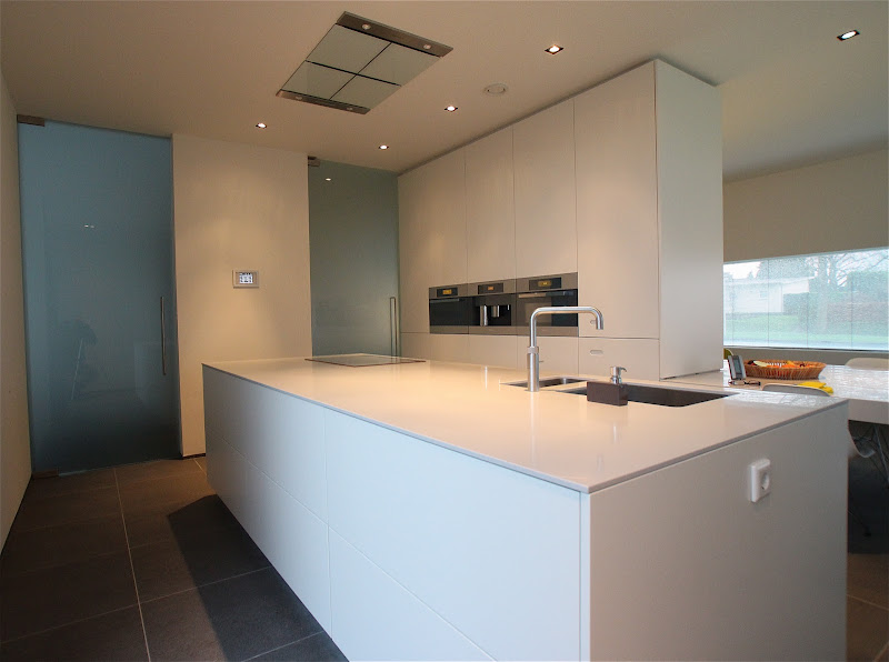 Witte keuken beton blad: hoogglans keuken chique in modern ...