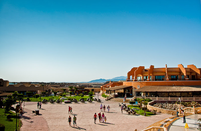 Отель Caribean World Resort Soma Bay. Хургада. Египет. Площадь перед центральным рестораном (справа).