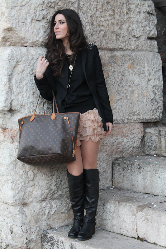 A ROMANTIC CITY A ROMANTIC LOOK A ROMANTIC CITY A ROMANTIC LOOK