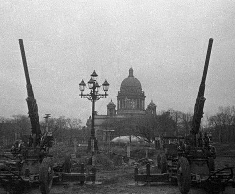 [RIAN_archive_5634_Antiaircrafters_guarding_the_sky_of_Leningrad%5B4%5D.jpg]
