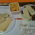 Ossetti (costicine), salsiccie, polenta, formaggio asiago e patatine fritte Ossetti (costicine), salsiccie, polenta, formaggio asiago e patatine fritte.jpg