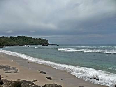 Pantai-wediombo-gunungkidul-yogyakarta