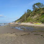Ta część plaży nie wygląda imponująco. Ktoś nawet wykorzystał kawałek suchej plaży na rozstawienie parawanu. Woda zalewa tu niemal całą jej szerokość.