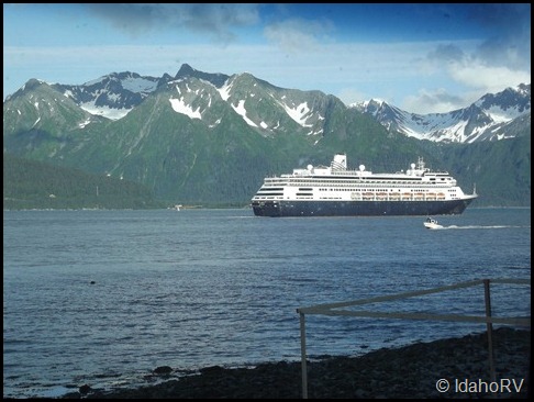 Cruise-Ship-Leaving