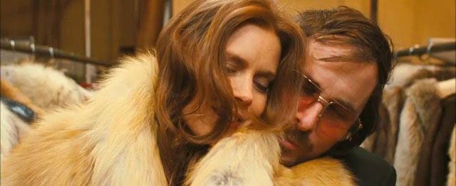 Amy Adams és Christian Bale a ruhatárban huncutkodnak